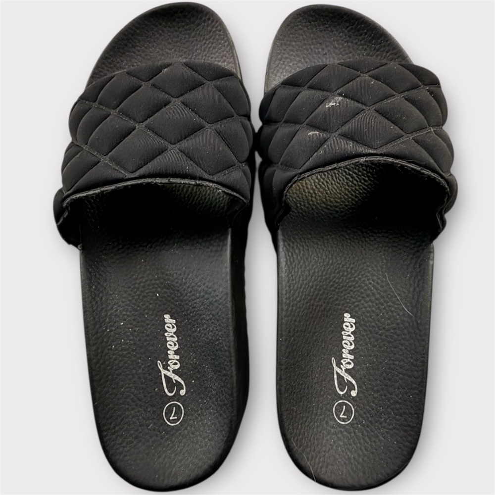 Forever 21 Black Quilted Sandals - Picture 2 of 4